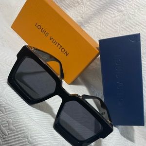 Oversized designer sunglasses 🕶